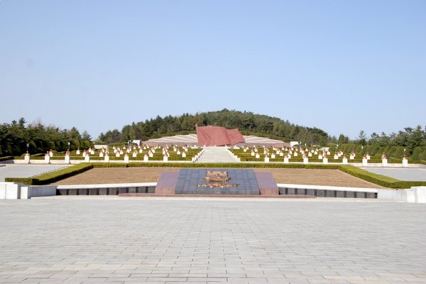 Dprk_pyongyang_cemetery_05.jpg